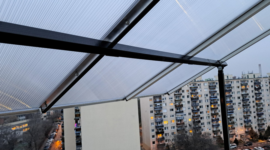 Polikarbonát erkélytető moduláris rendszerben gyártva